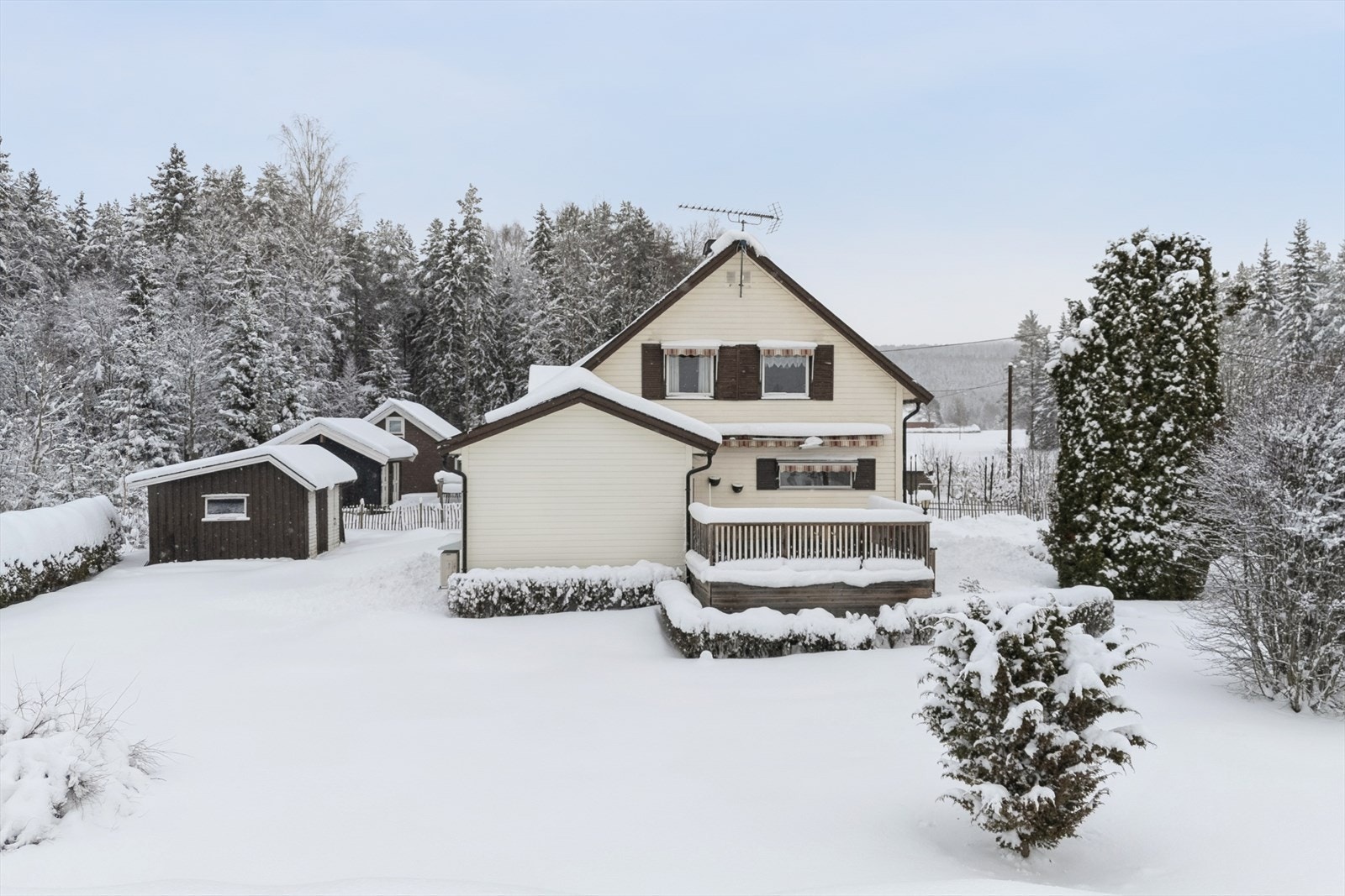 Eiendommen er ideell for barnefamilier, med stor hage, separat bod og garasje. Galleribilde