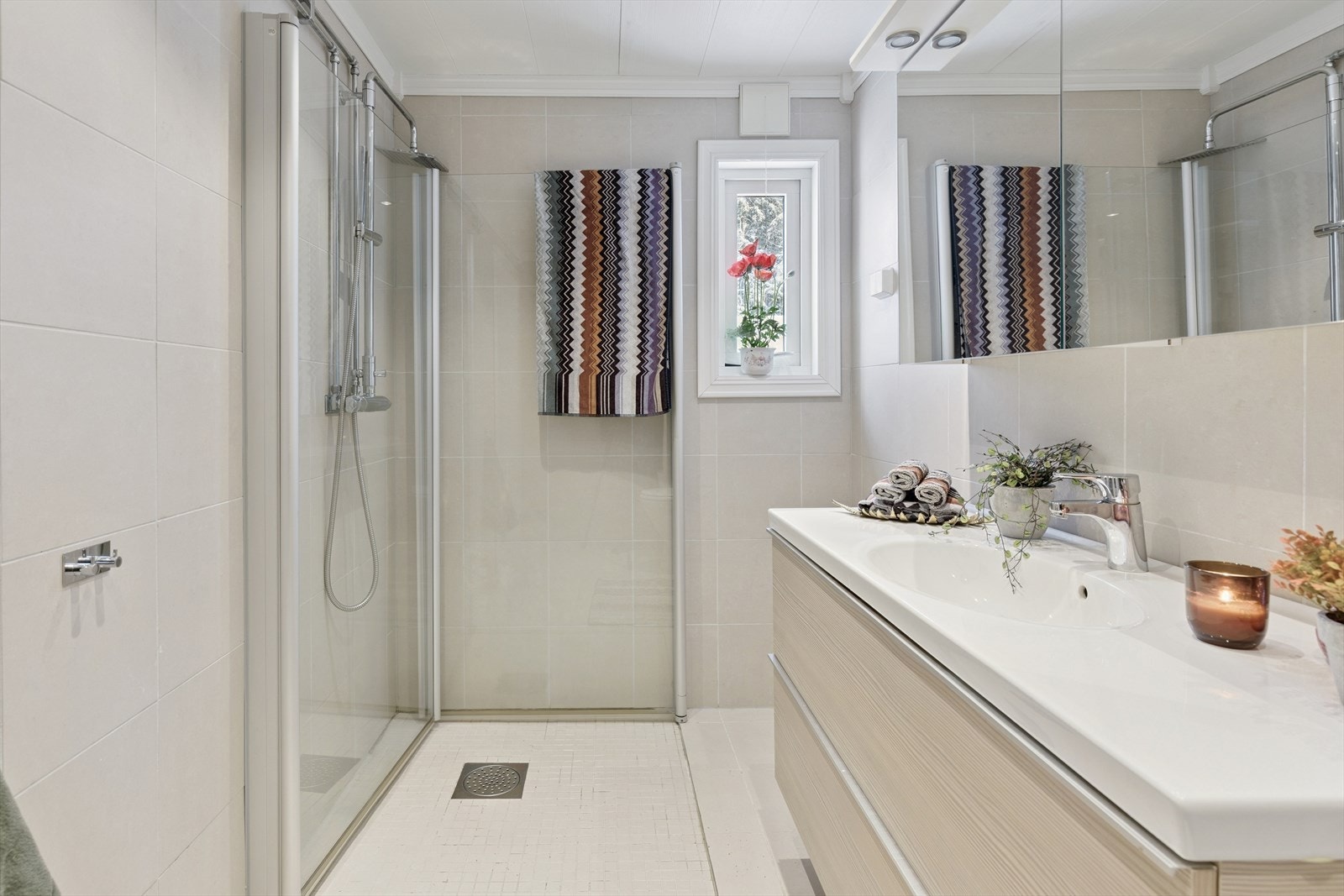 Badet har elektrisk gulvvarme, dusjhjørne med innfellbare dører og opplegg for vaskemaskin. Galleribilde