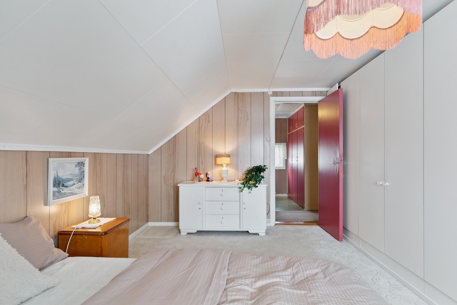 Praktisk garderobeløsning gir rikelig med lagringsplass. Galleribilde