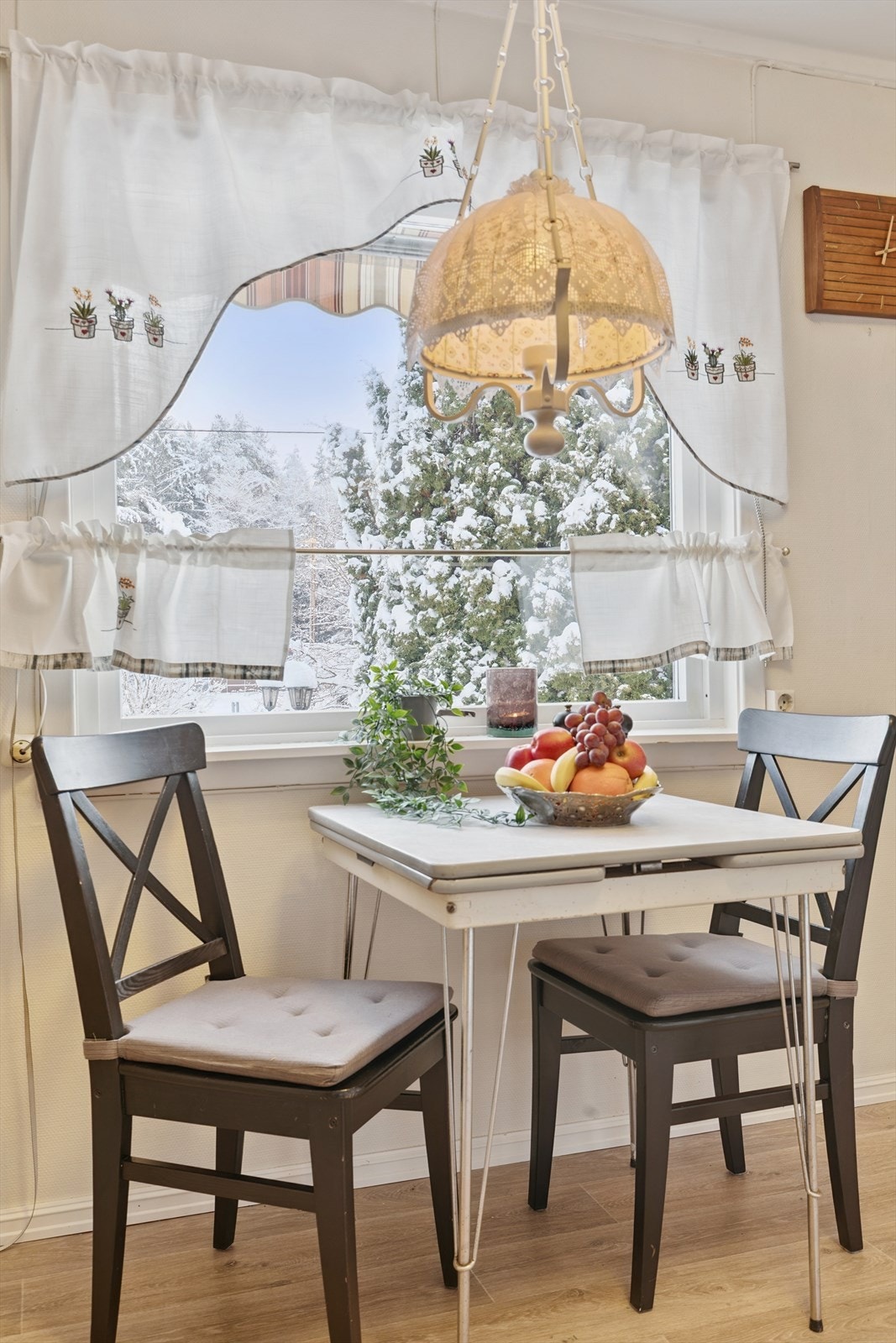 En hyggelig krok for frokosten, med utsyn over hagen. Galleribilde