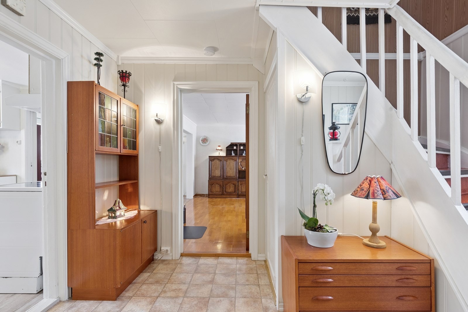 Gangen har panel på veggene og gir tilgang til trappen opp til andre etasje. Galleribilde