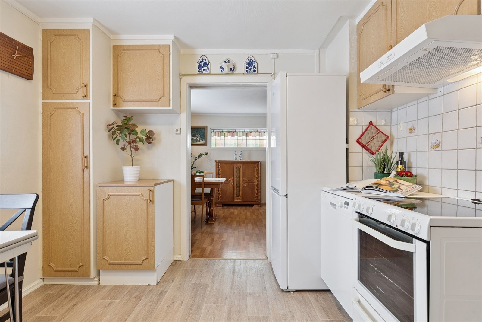 Kjøkkenet er utstyrt med integrert kjøleskap, komfyr og oppvaskmaskin. Galleribilde