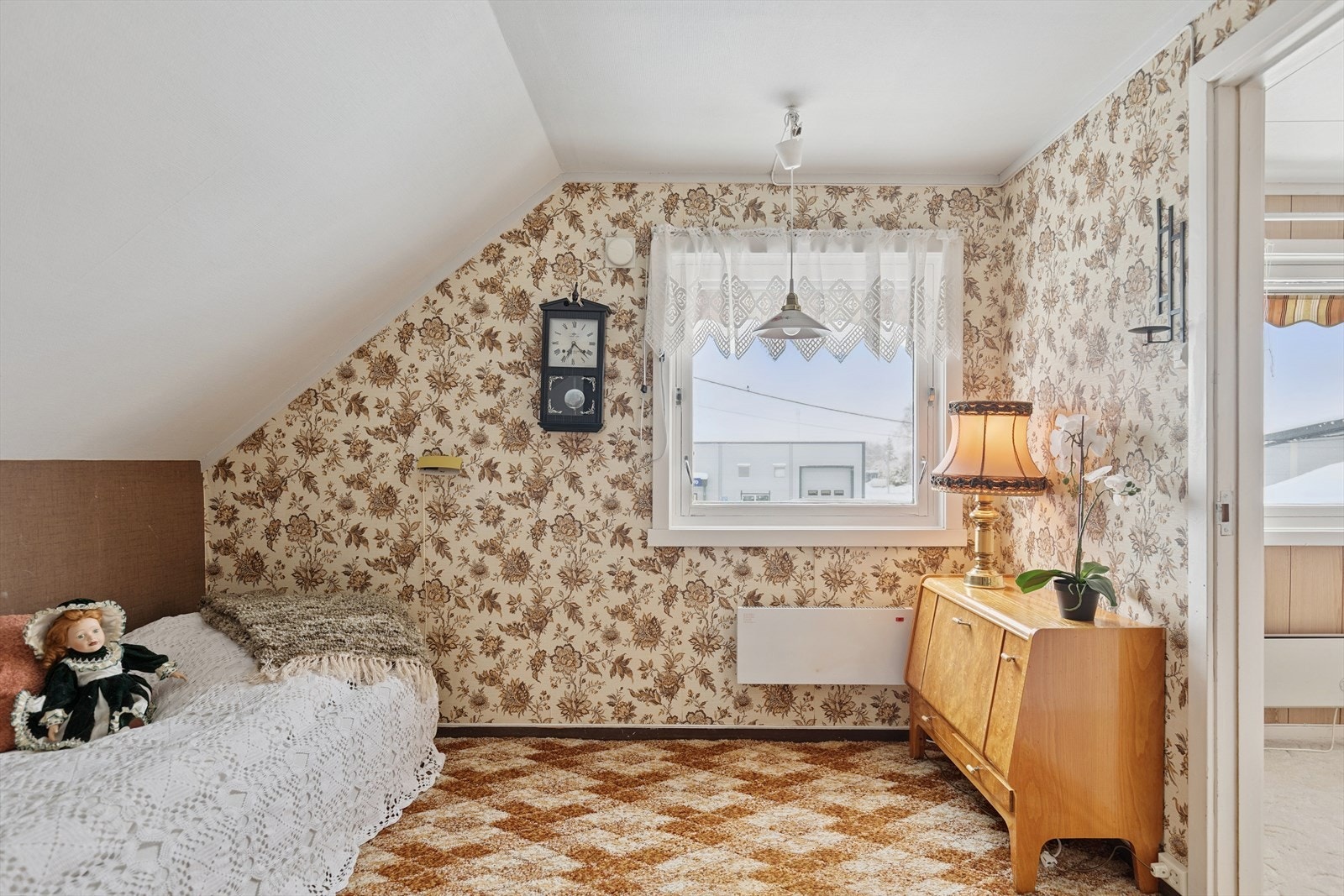 Et lyst soverom som egner seg godt som barnerom eller kontor. Galleribilde