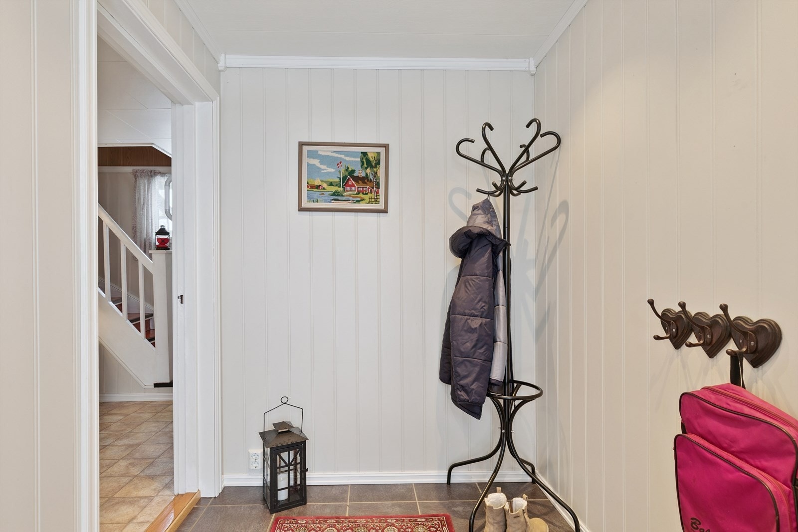 En lys entré med flislagt gulv m/varmekabler ønsker deg velkommen inn. Galleribilde