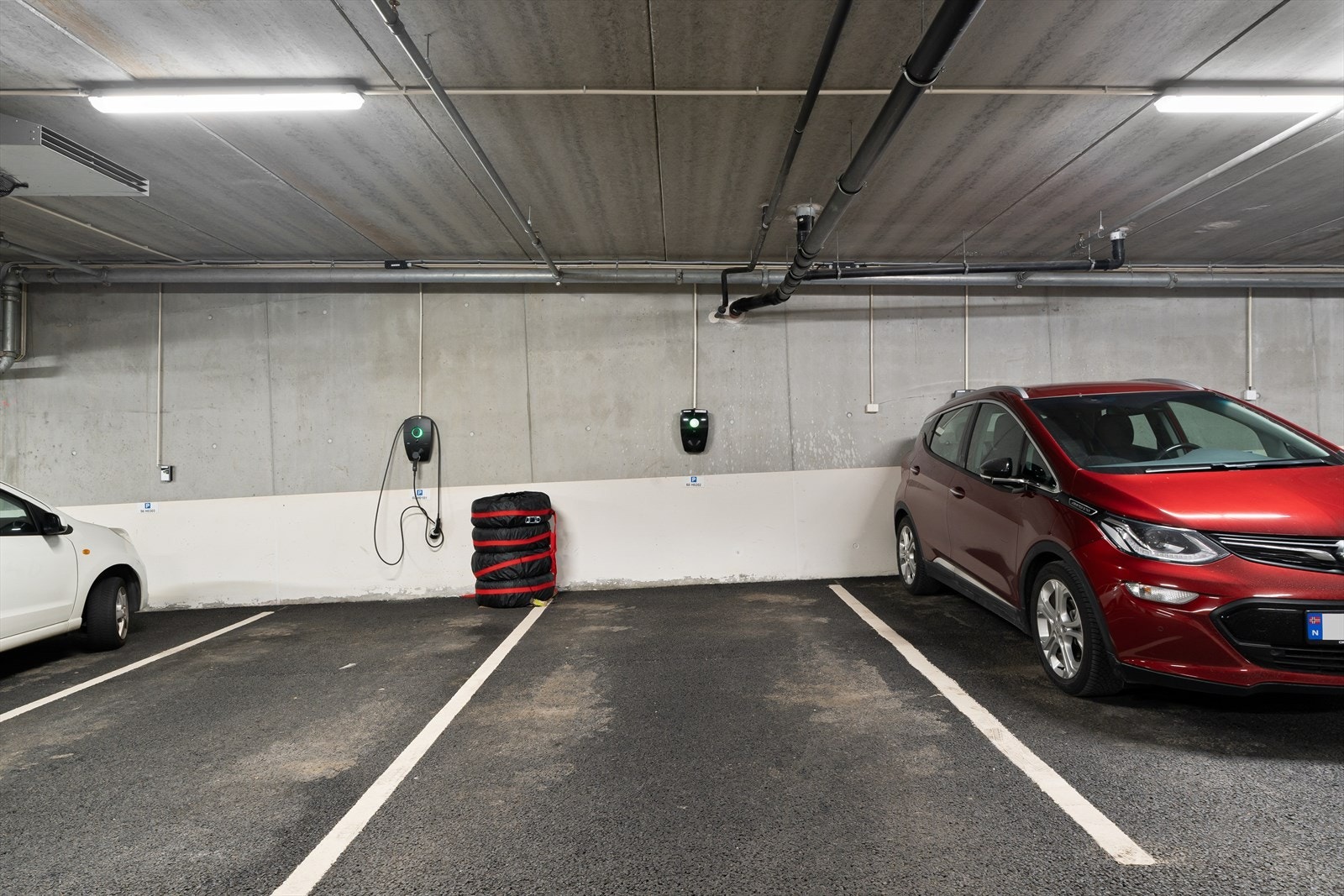 En fast parkeringsplass med elbil-lader Galleribilde