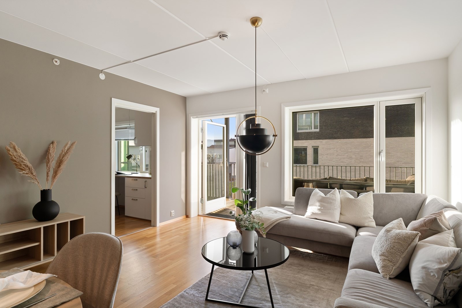 Utgang til den solvendte balkongen fra stuen Galleribilde