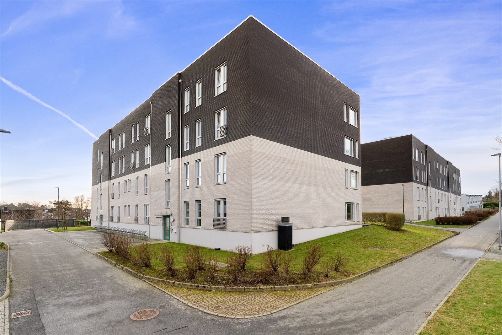 Nyere og attraktivt område på Tasta, med nærhet til de fleste fasilitetene man trenger i hverdagen Galleribilde