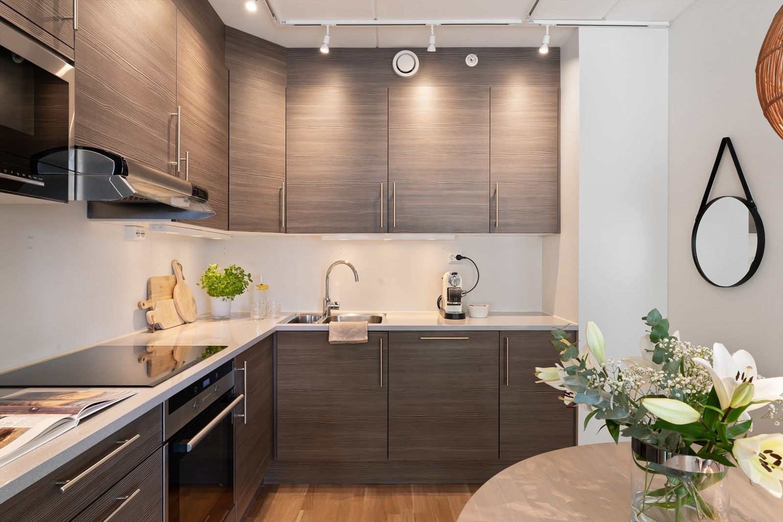 Flott kjøkken med god skap- og benkeplass. Eksklusiv steinplate Galleribilde