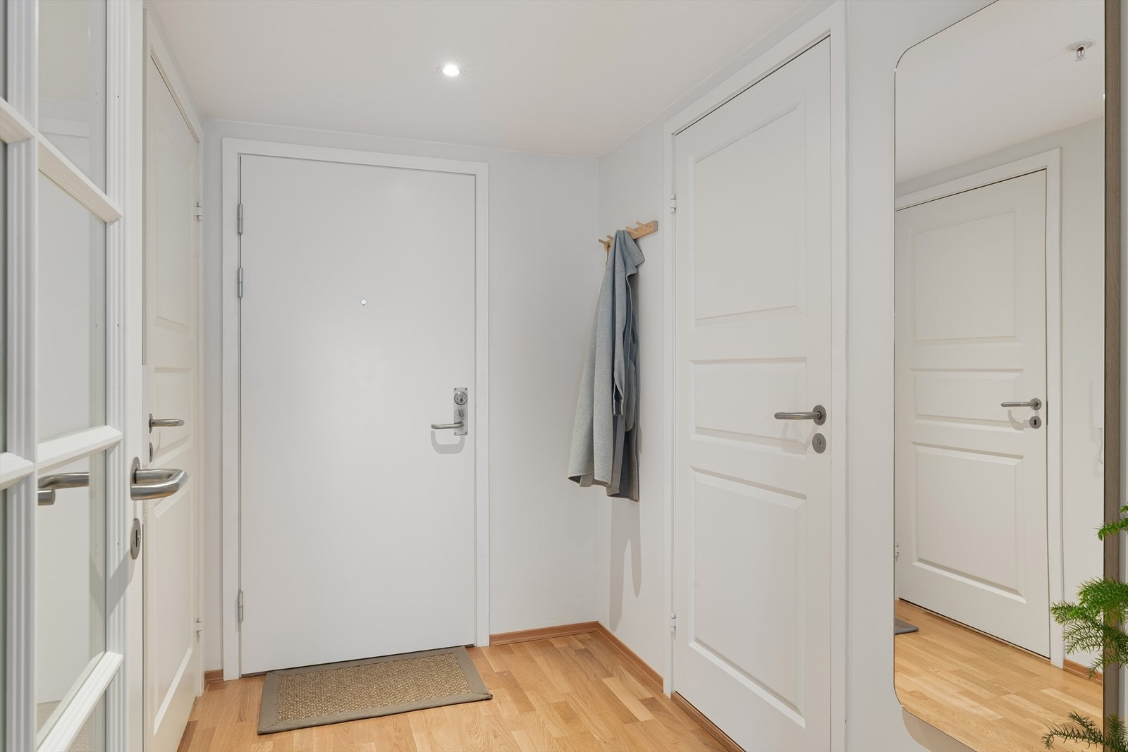 Innbydende entre med inngang til en praktisk innvendig bod. Sportsbod i garasjeanlegget Galleribilde