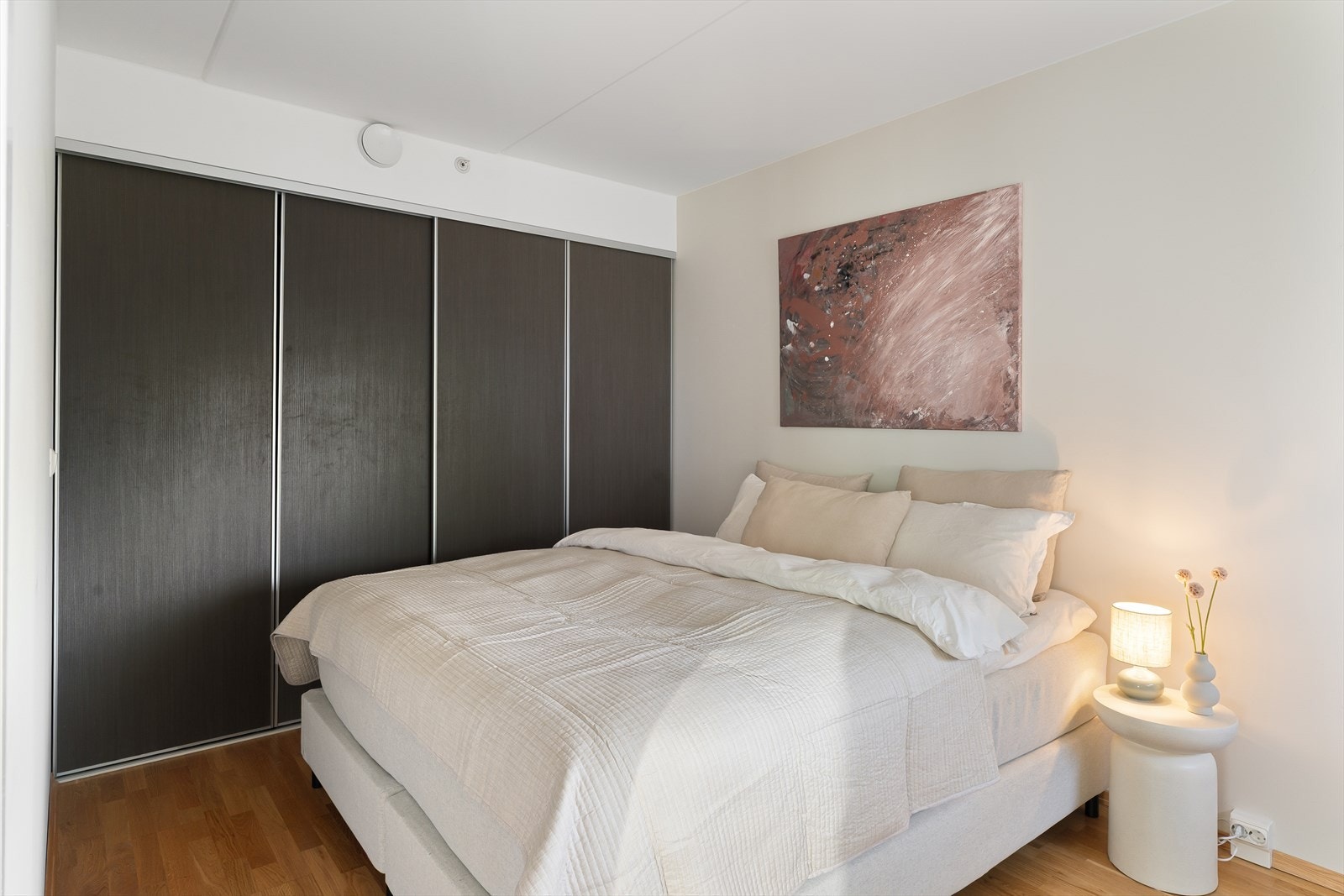 Meget romslig soverom med god plass til både dobbeltseng, skyvedørsgarderobe og kontorløsning Galleribilde