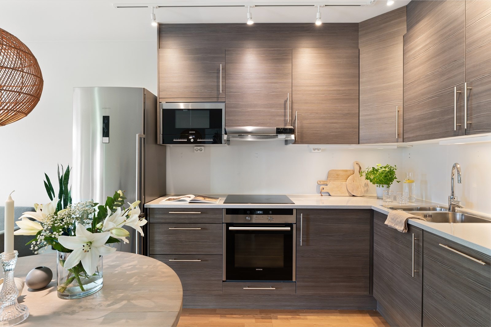 Induksjonstopp, stekeovn, oppvaskmaskin, mikro og kjøleskapet følger med i handelen Galleribilde