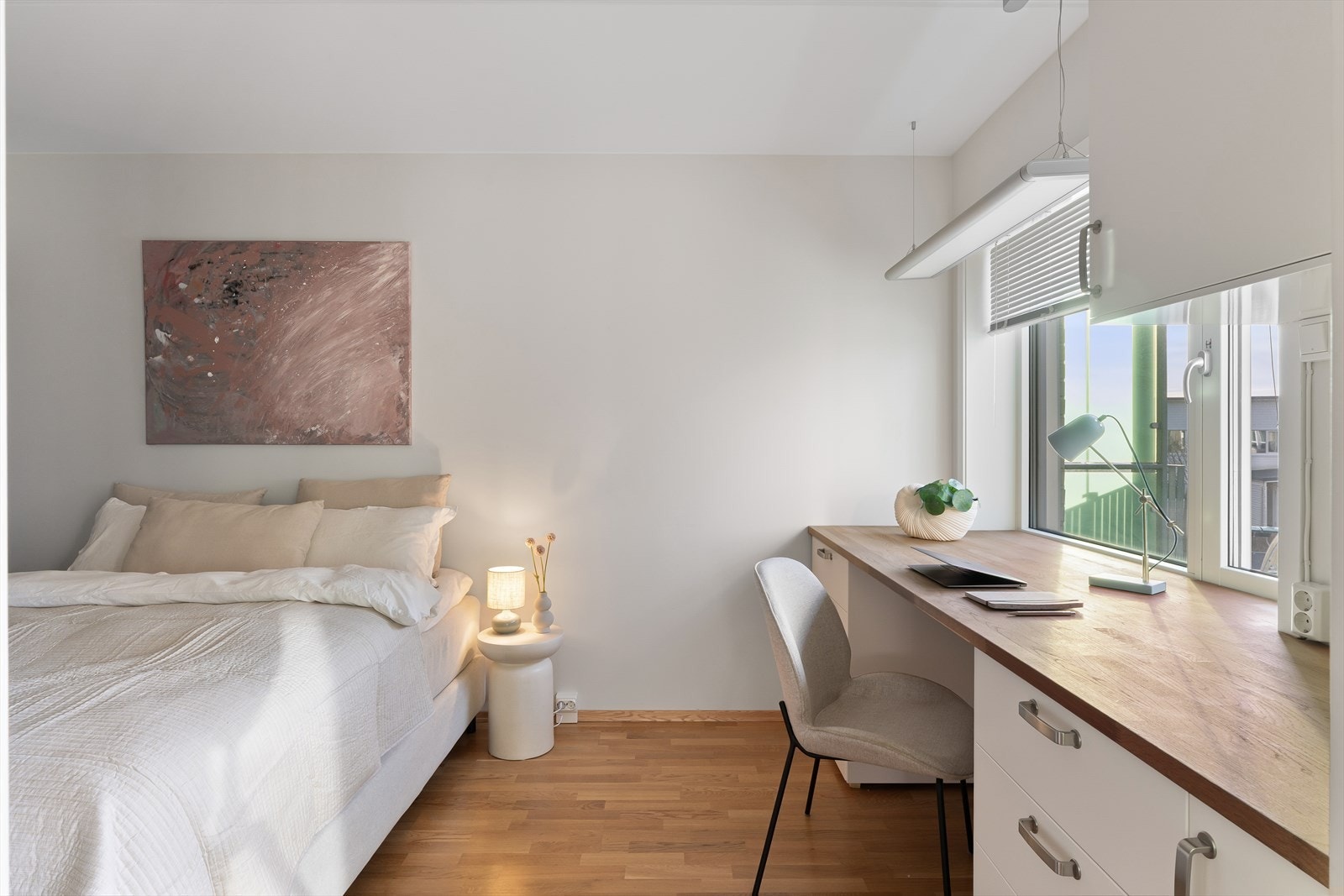 Meget romslig soverom med god plass til både dobbeltseng, skyvedørsgarderobe og kontorløsning Galleribilde