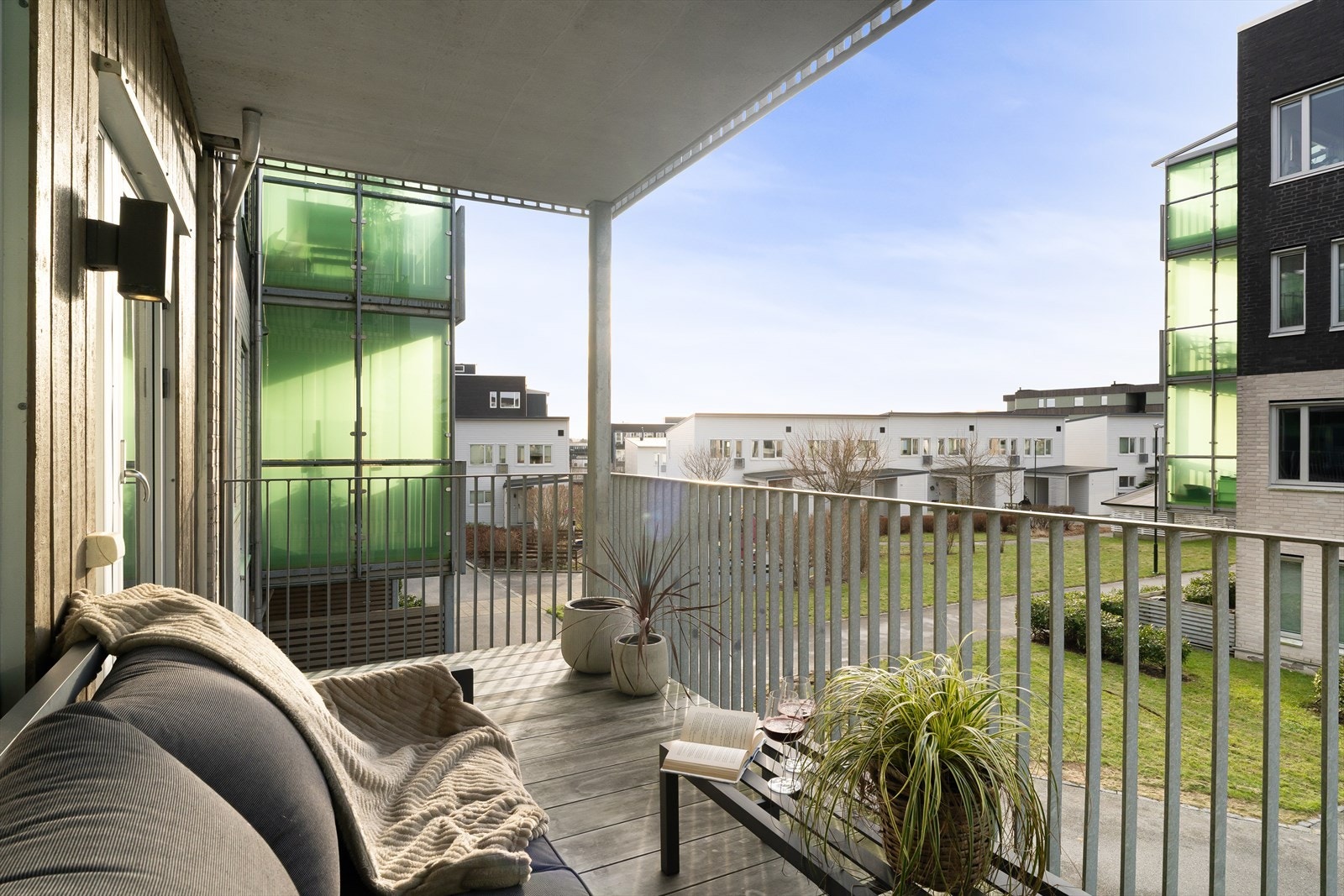 Kjekk vestvendt balkong med meget gode solforhold Galleribilde