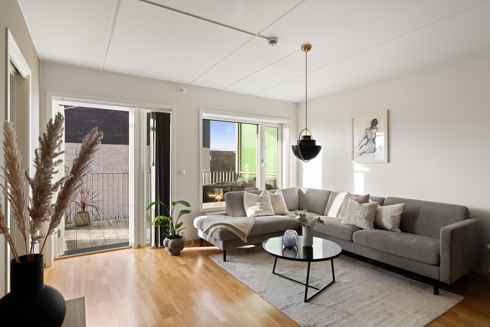 Gode vindusflater gir rikelig med naturlig lys Galleribilde