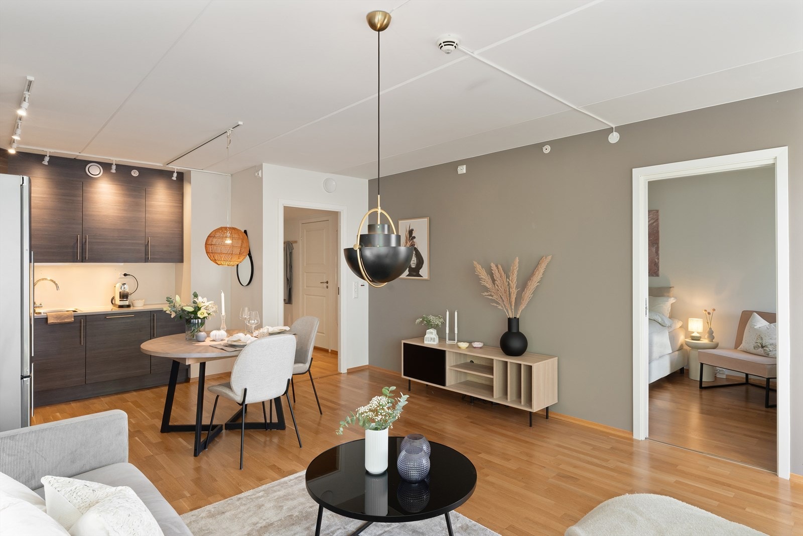 Åpen løsning med god plass til både sofagruppe og spisebord Galleribilde