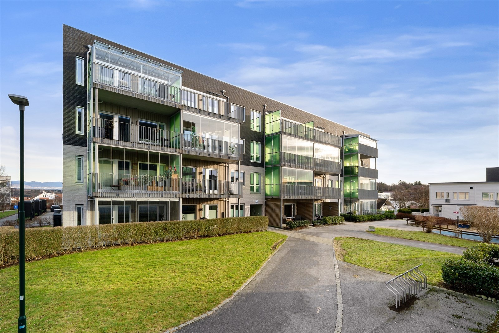 Gjerdehagen 60 er en flott leilighet fra 2014 med sentral beliggenhet på Tasta Galleribilde