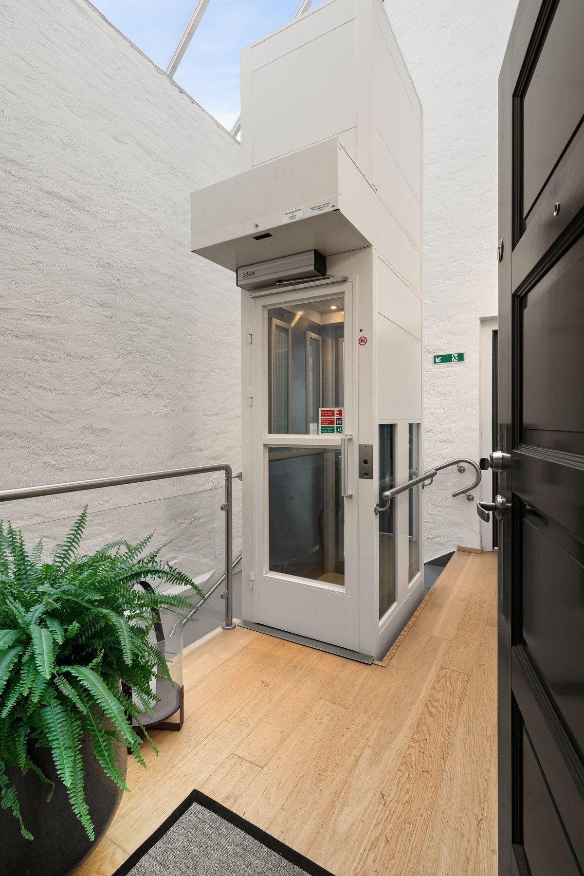Det går heis fra bakkeplan og til leilighetsetasje - Leiligheten ligger alene i denne etasjen og gir en meget privat adkomst. Galleribilde