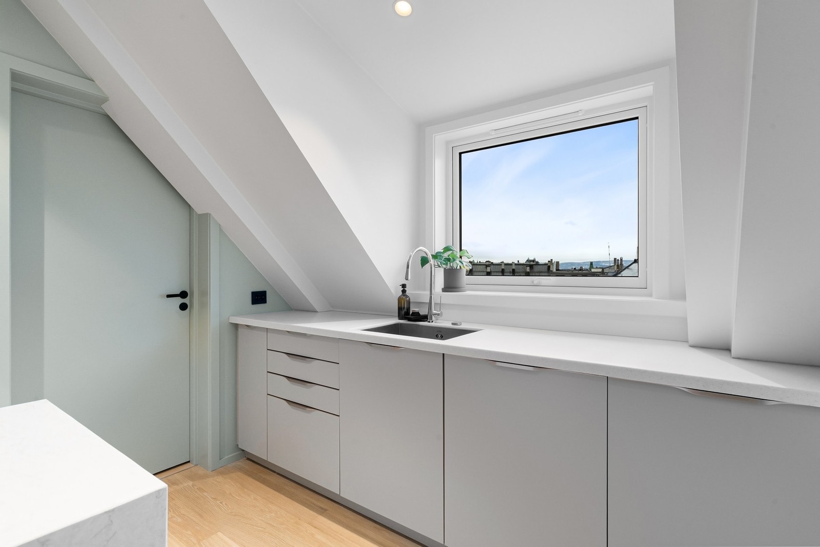 Benkeplate i Corian og underlimt vask - Flott himmelsyn. Galleribilde