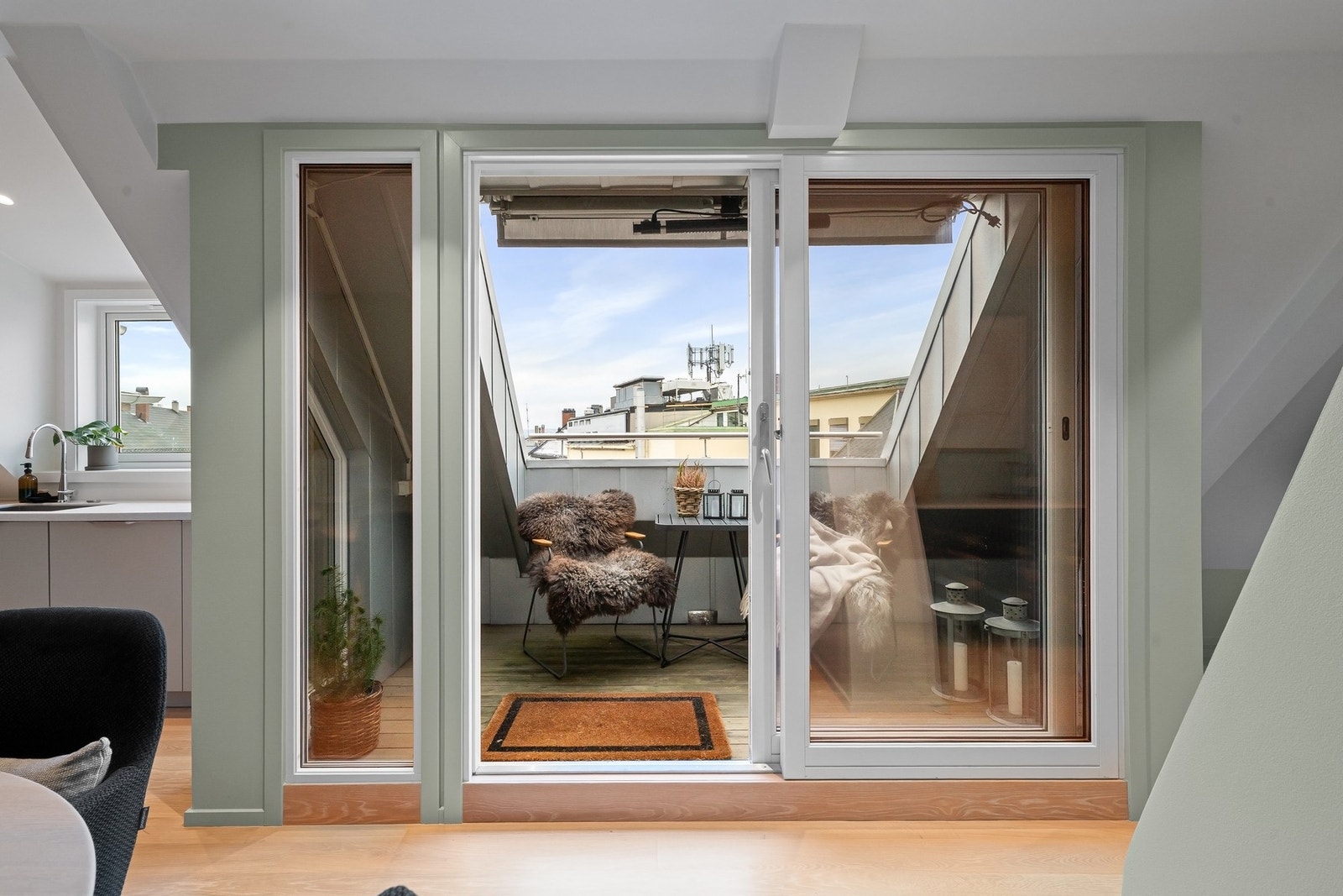 Vestvendt takterrasse på ca. 5 m² med glimrende solforhold. Galleribilde