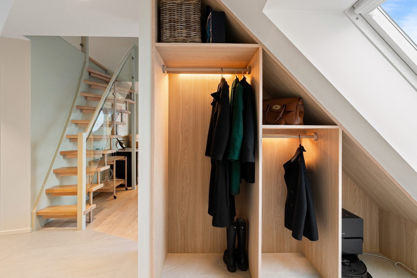I enden er det et plassbygget garderobeskap. Galleribilde