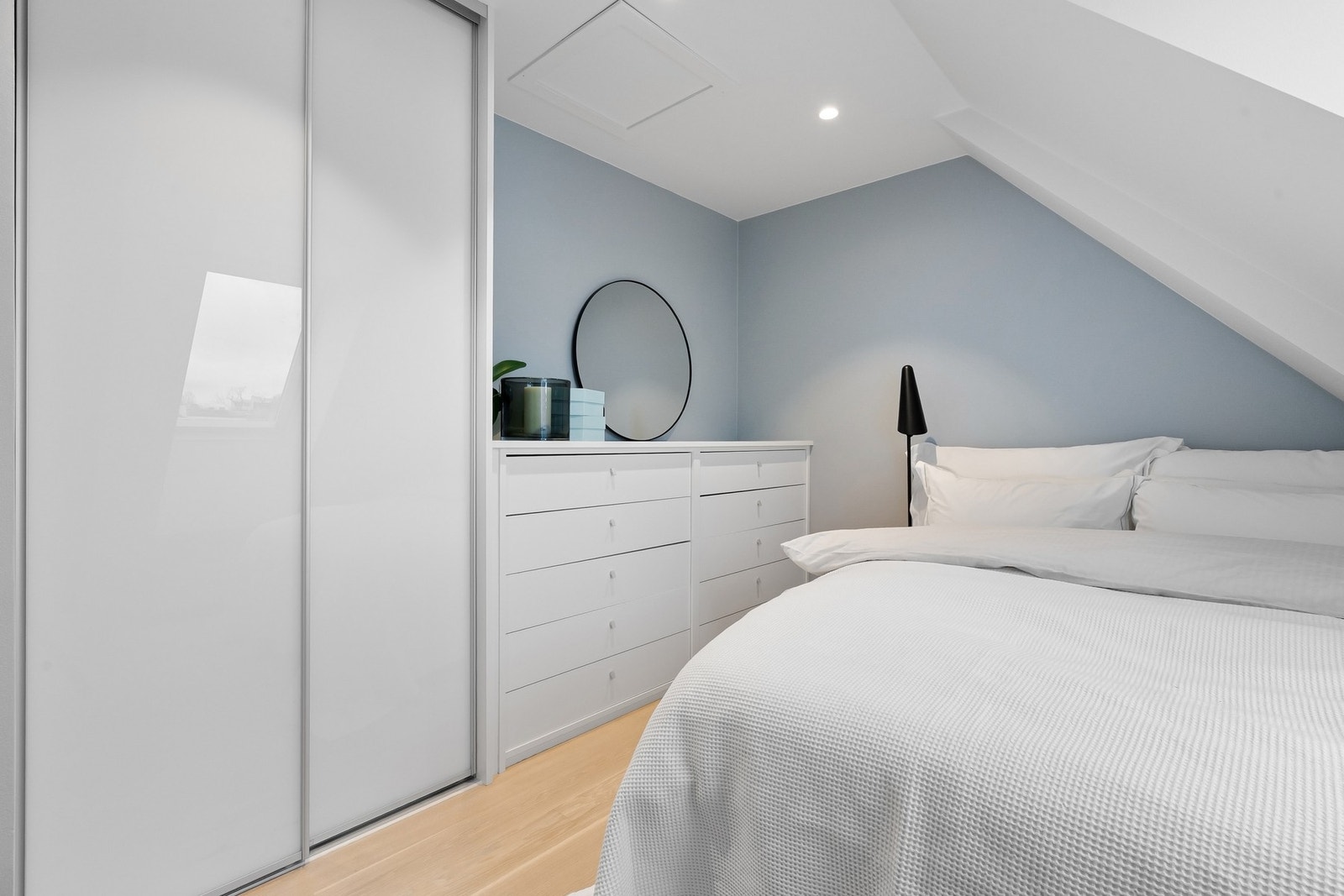 Det er lagringsplass i skyvedørsgarderobe og i plassbygget kommode. Galleribilde