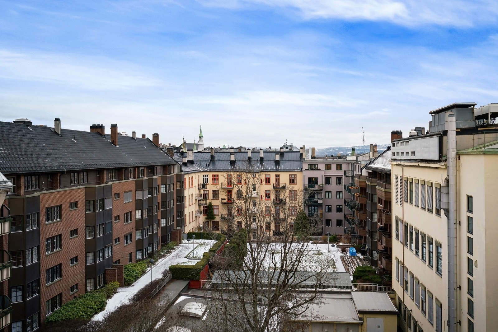 Nydelig utsyn over pent opparbeidet bakgård og vakker arkitektur. Galleribilde