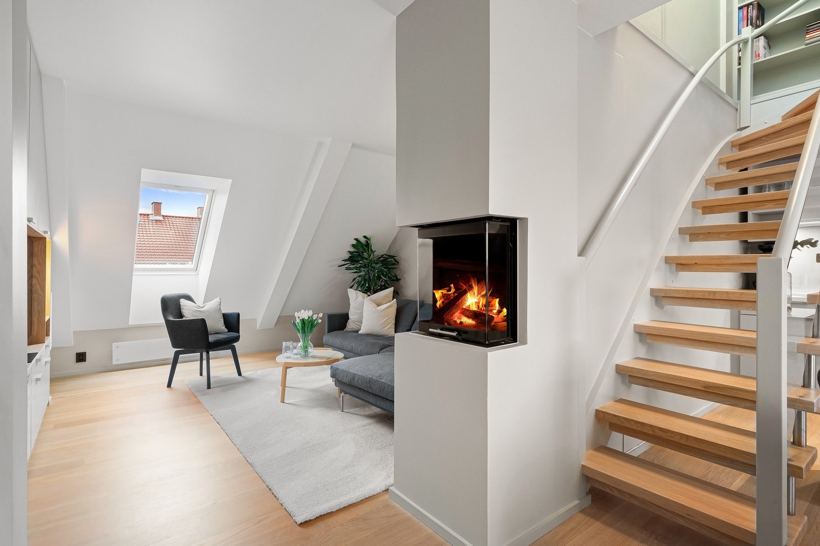 Fra spisekjøkkenet er det adkomst til boligens to stuer. Galleribilde