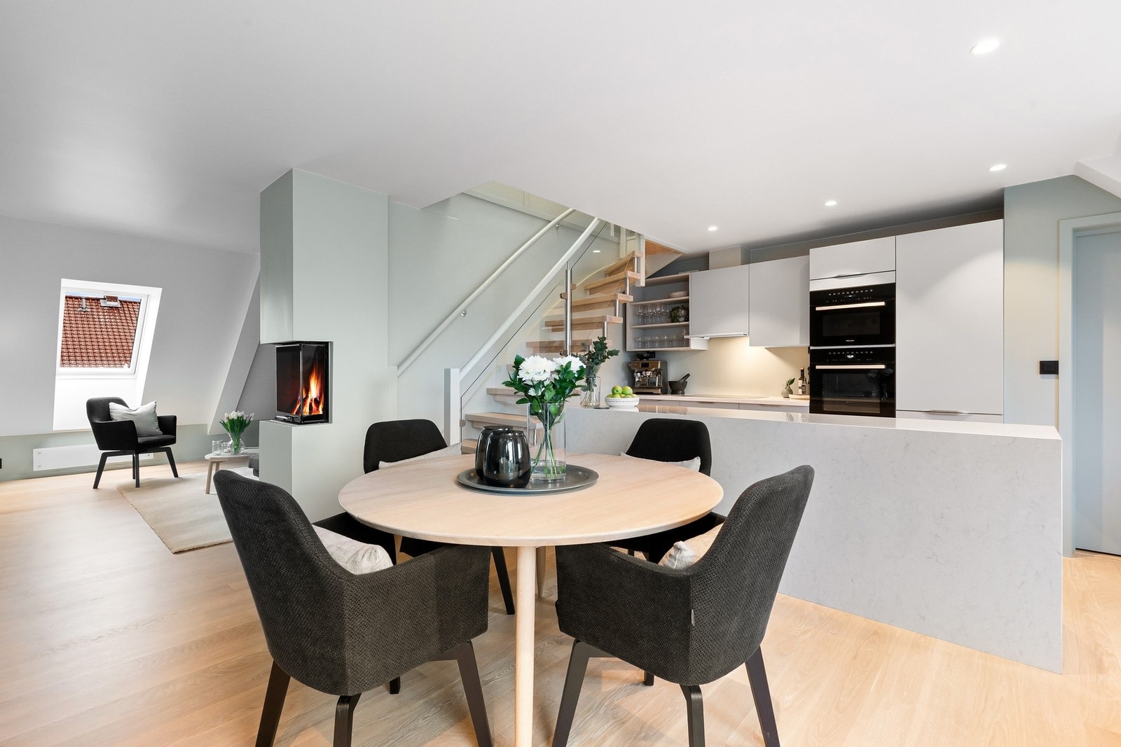 Boligen byr på bl.a. to stuer, spisekjøkken, to bad, to soverom og to hemser med hver sin adkomst. Galleribilde