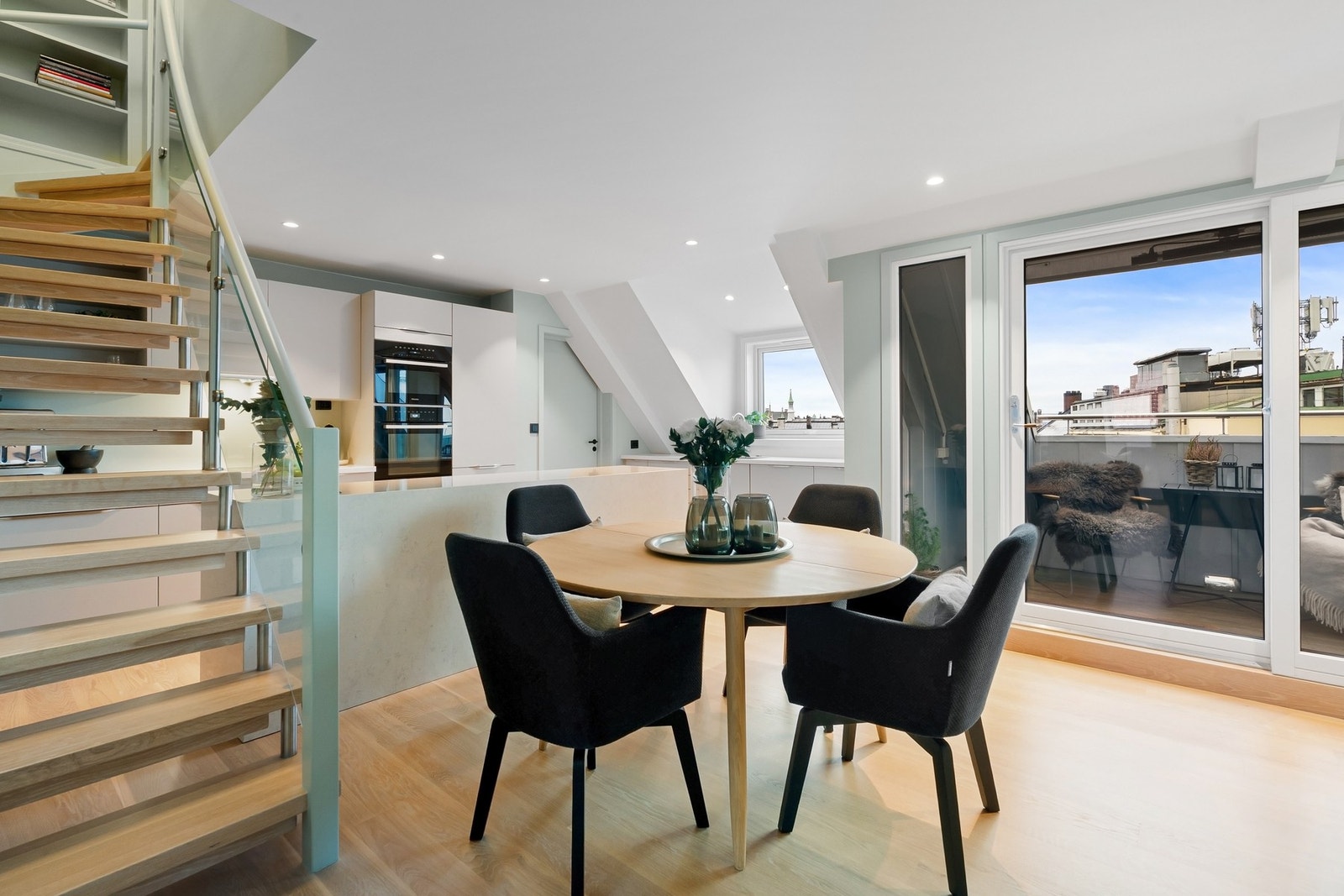 Stort spisekjøkken med innredning fra Schmidt. Galleribilde