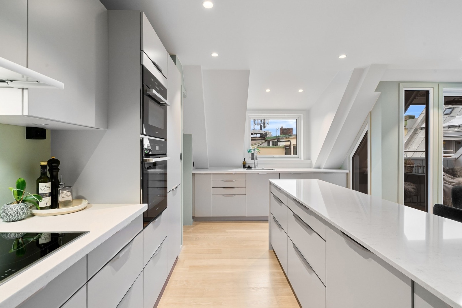 Integrerte hvitevarer bestående av stekeovn, kombiovn, oppvaskmaskin og kjøleskuff fra 2023, samt induksjonstopp og kombinert kjøl-/fryseskap - Alle hvitevarer er fra Miele. Galleribilde