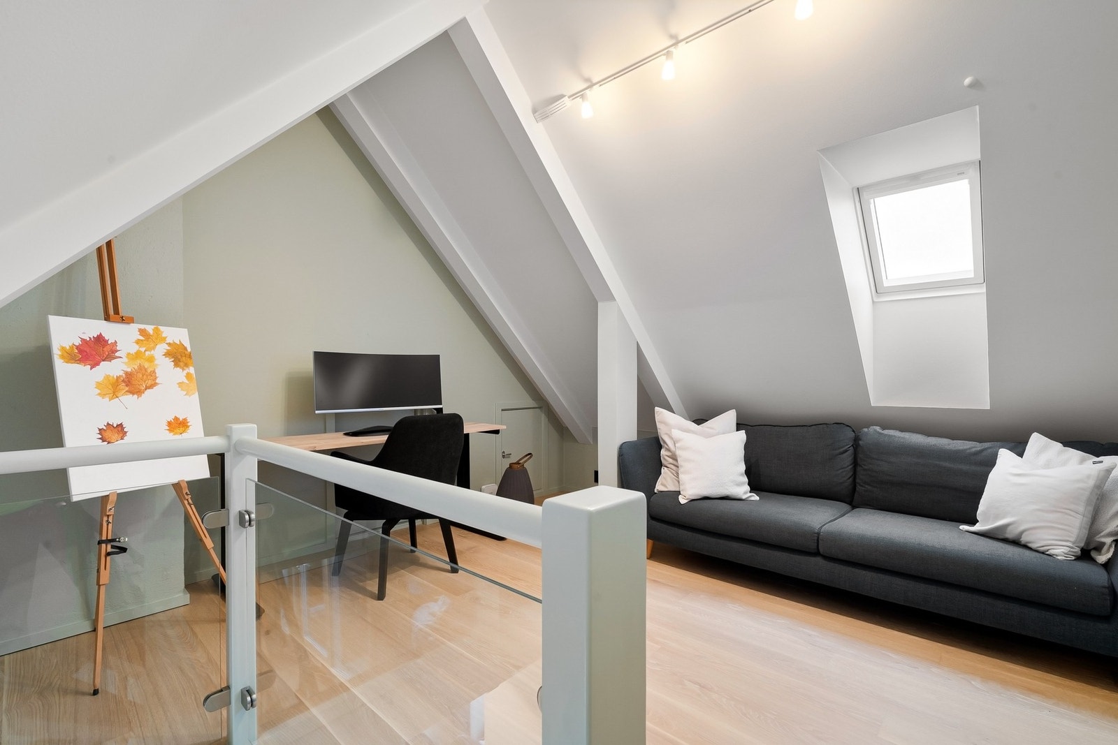 Hems med adkomst fra stue nr. 2 - Innredet i dag som stue/hjemmekontor. Galleribilde