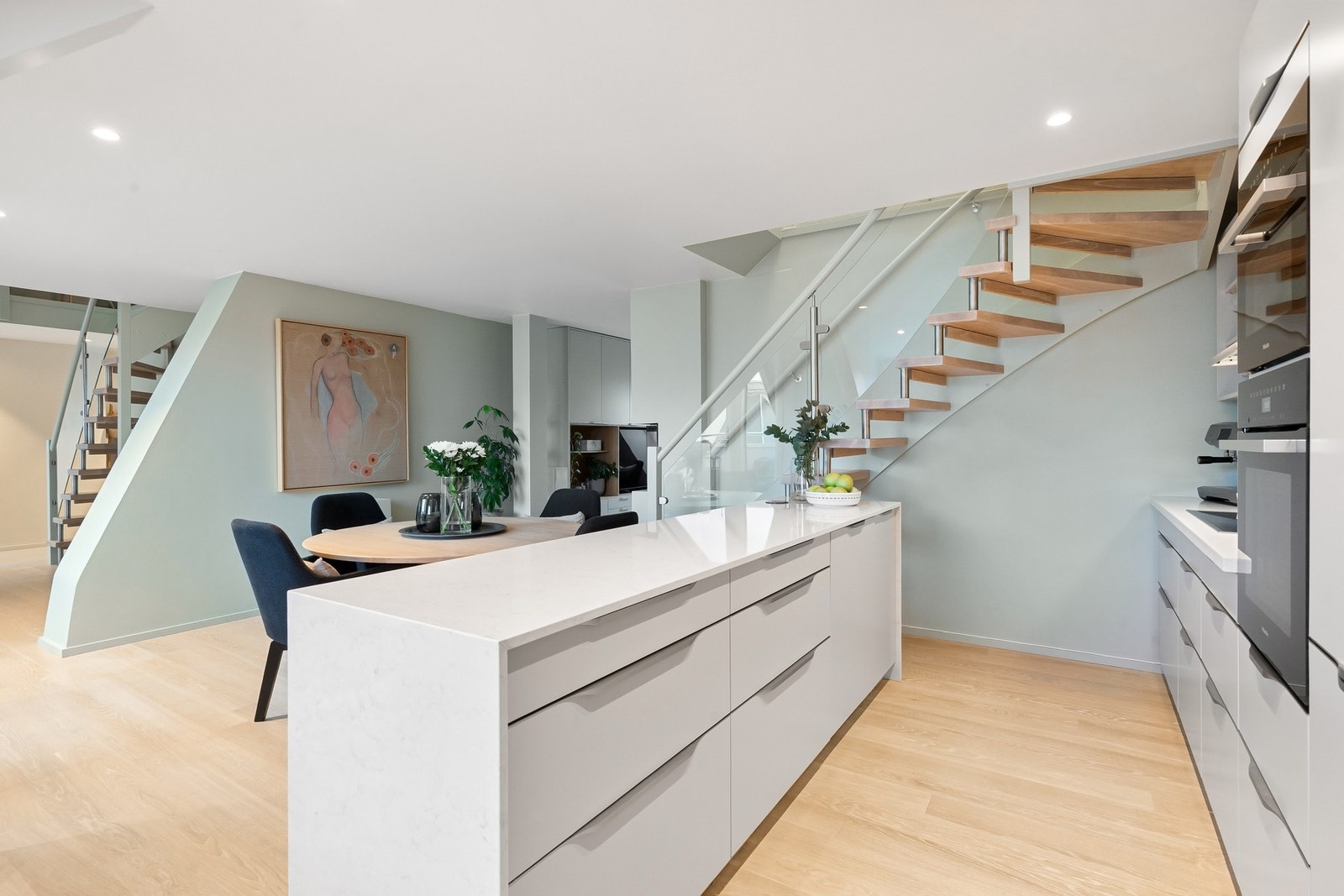 Det er rikelig med lagringsplass i romslige skap- og skuffeseksjoner - Massiv kjøkkenøy med steinplate fra 2024. Galleribilde