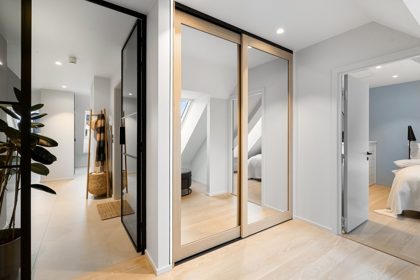 Stor forstue/hall mellom soverommene - Lagringsplass i skyvedørsgarderobe. Galleribilde