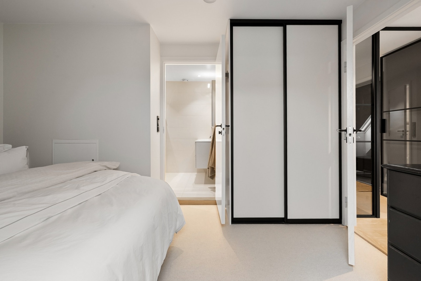 Hovedsoverommet ligger i suiteløsning og har lagringsplass i skyvedørsgarderobe. Galleribilde