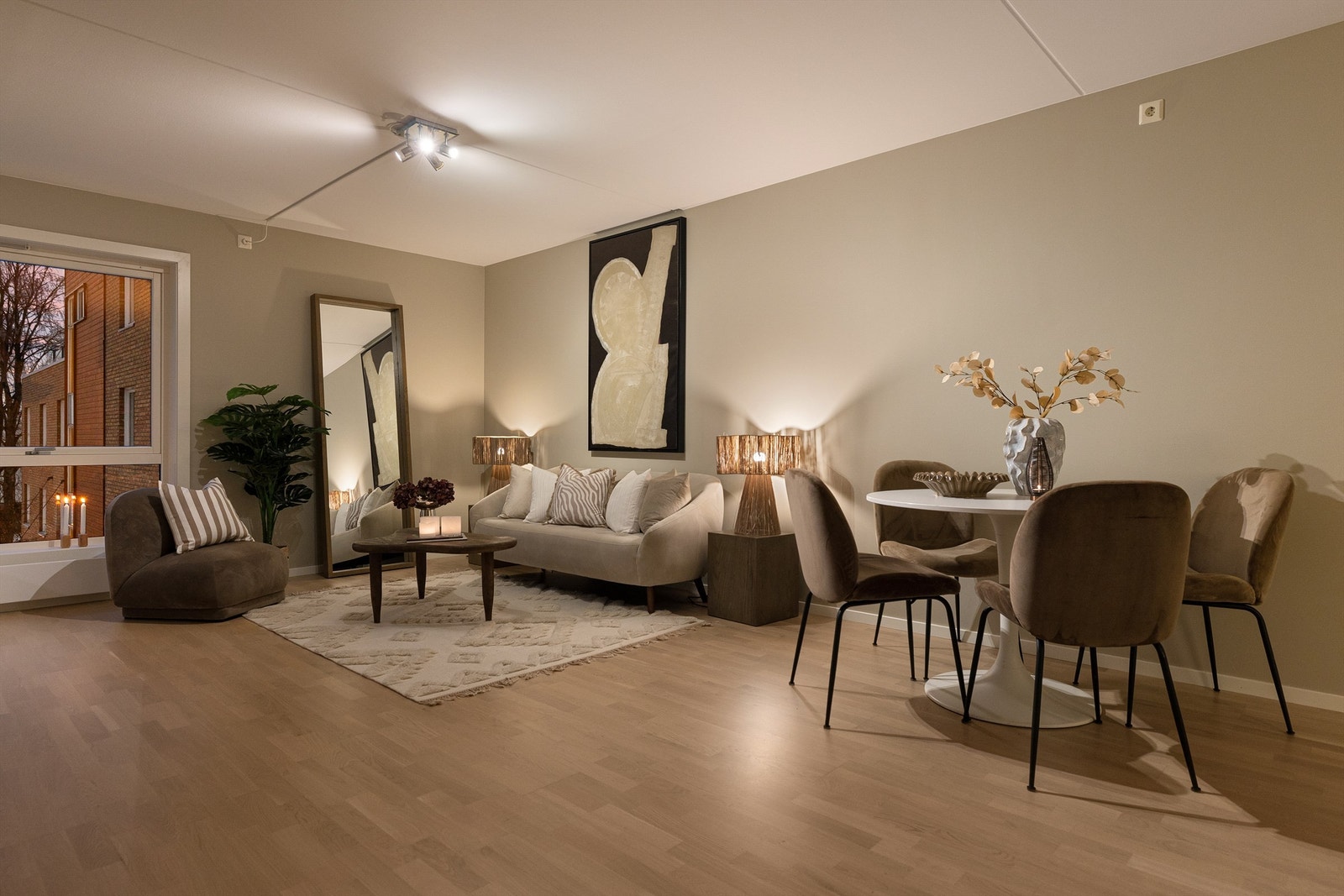 Rommet er romslig og ideelt for sosiale sammenkomster Galleribilde