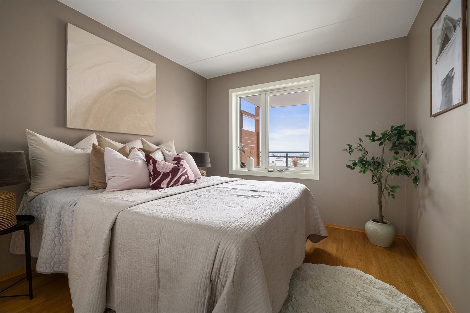 Klassisk eikeparkett på gulv og malte vegg- og himlingsflater Galleribilde