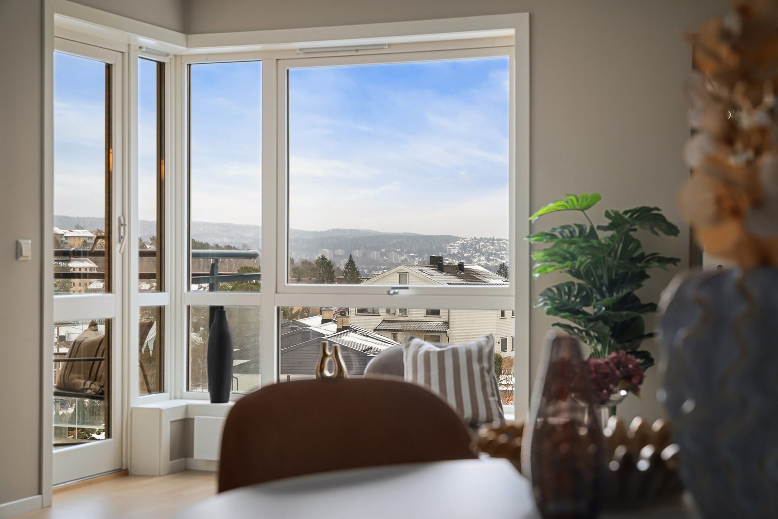 Det første som møter deg er store vindusflater og en frodig, fri utsikt Galleribilde