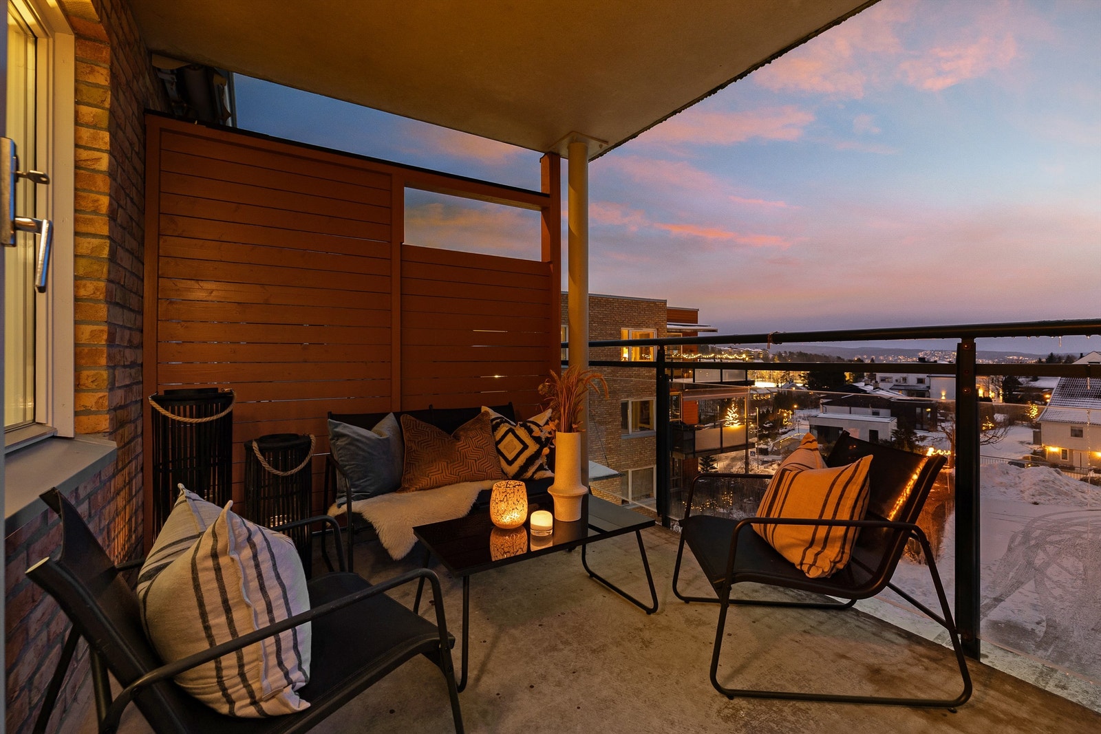 Et herlig uterom hvor en kan nyte fine dager, så vel som flotte kvelder Galleribilde