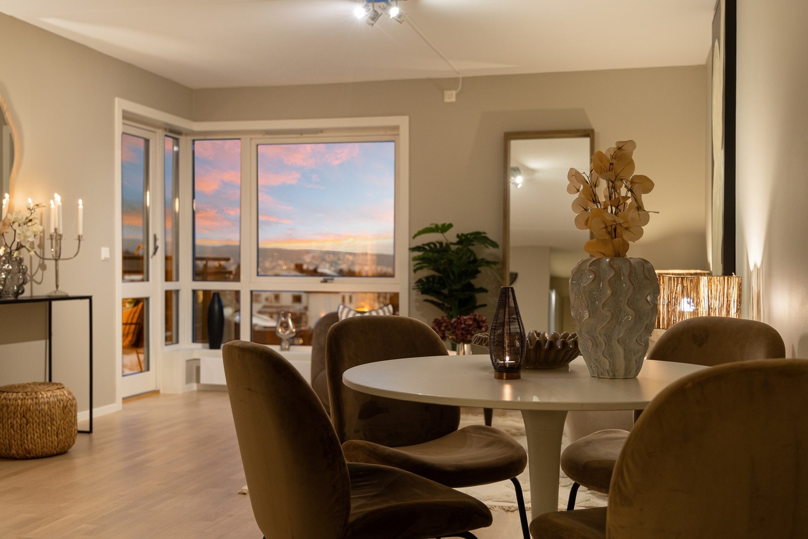 Lysmalte veggflater gir en herlig atmosfære i hele rommet Galleribilde