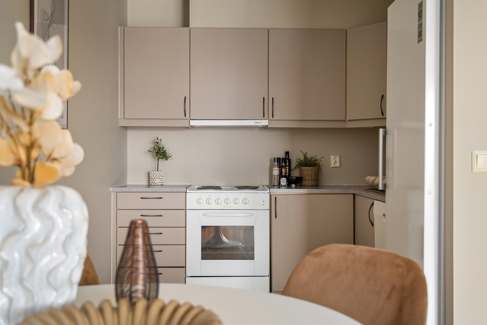 Kjøkkeninnredningen med benkeplate i laminat, nedfelt oppvaskkum og ett-greps armatur Galleribilde