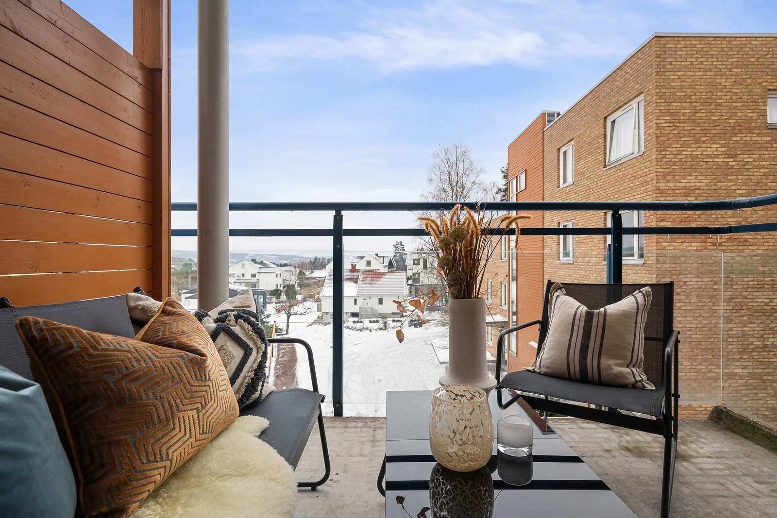 Fra kjøkken/stue er det videre adkomst til en romslig balkong på 7 kvm Galleribilde