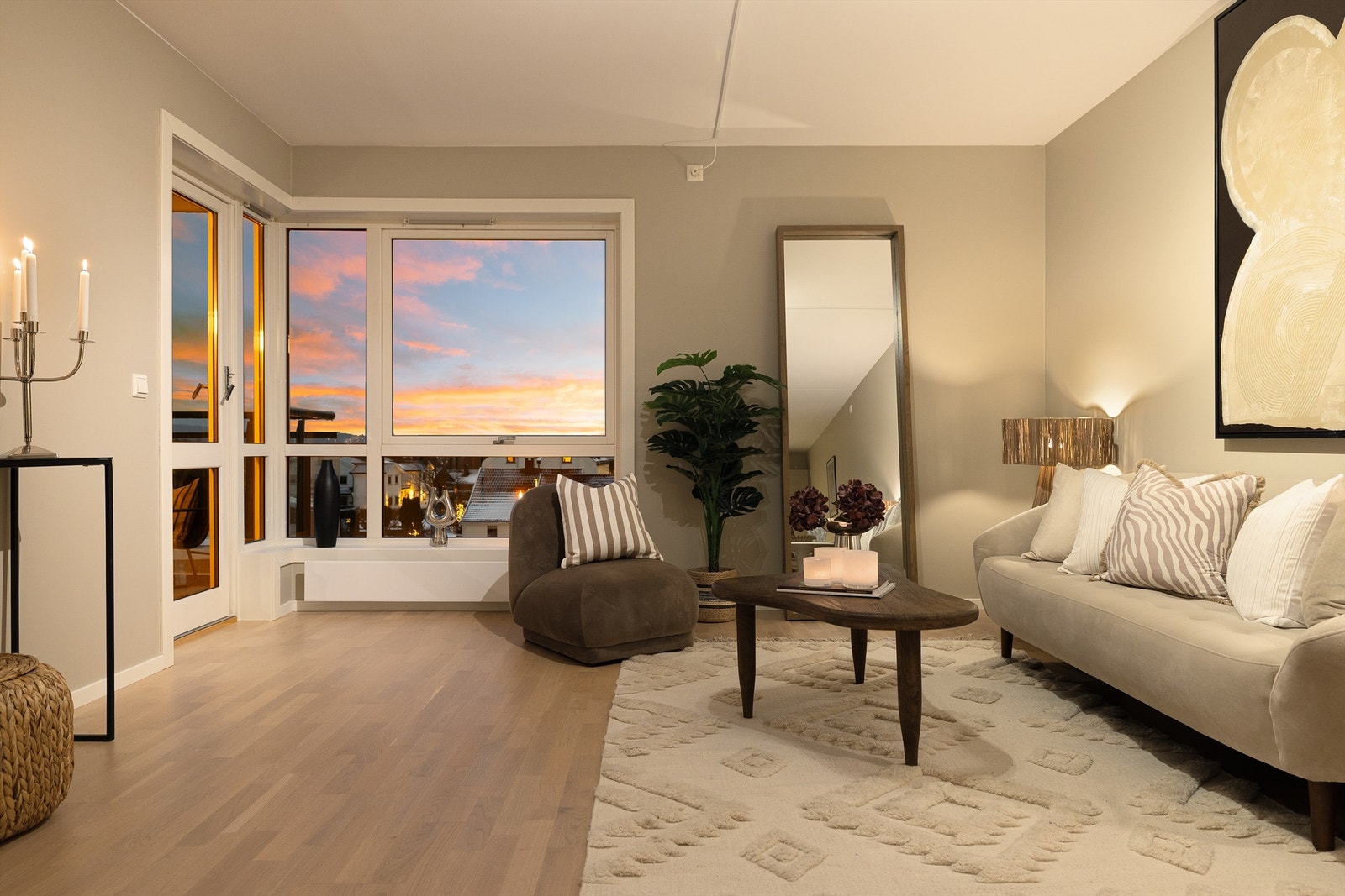 På gulv er det lagt lekker, slipt og hvitpigmentert eikeparkett Galleribilde