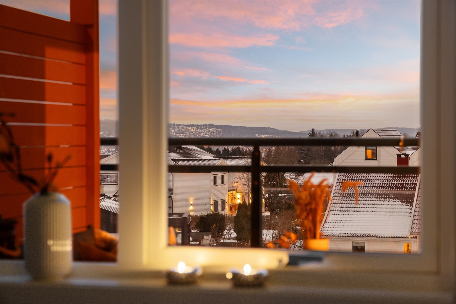 Soverommet vender ut mot balkongen - her kan man sove med soveromsvinduet åpent uten støy Galleribilde