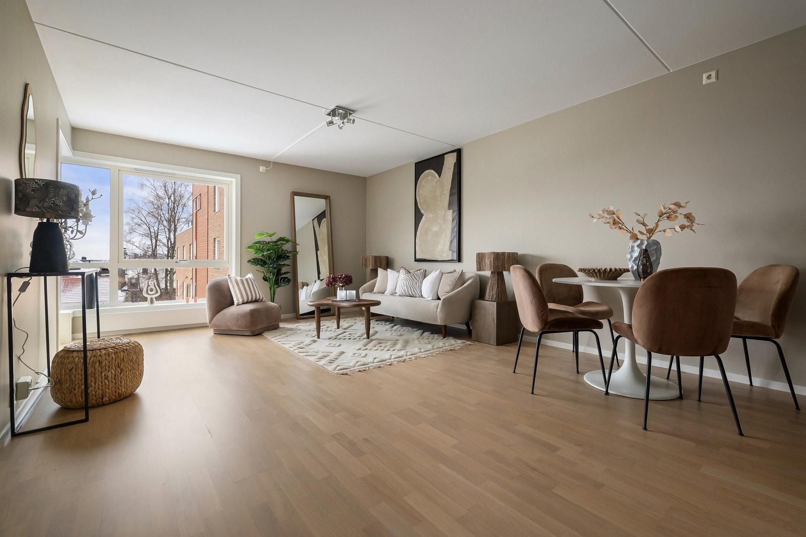 Leiligheten ligger ved foten av idylliske Lillomarka og passer utmerket for både unge og eldre som ønsker en enkel og komfortabel hverdag Galleribilde