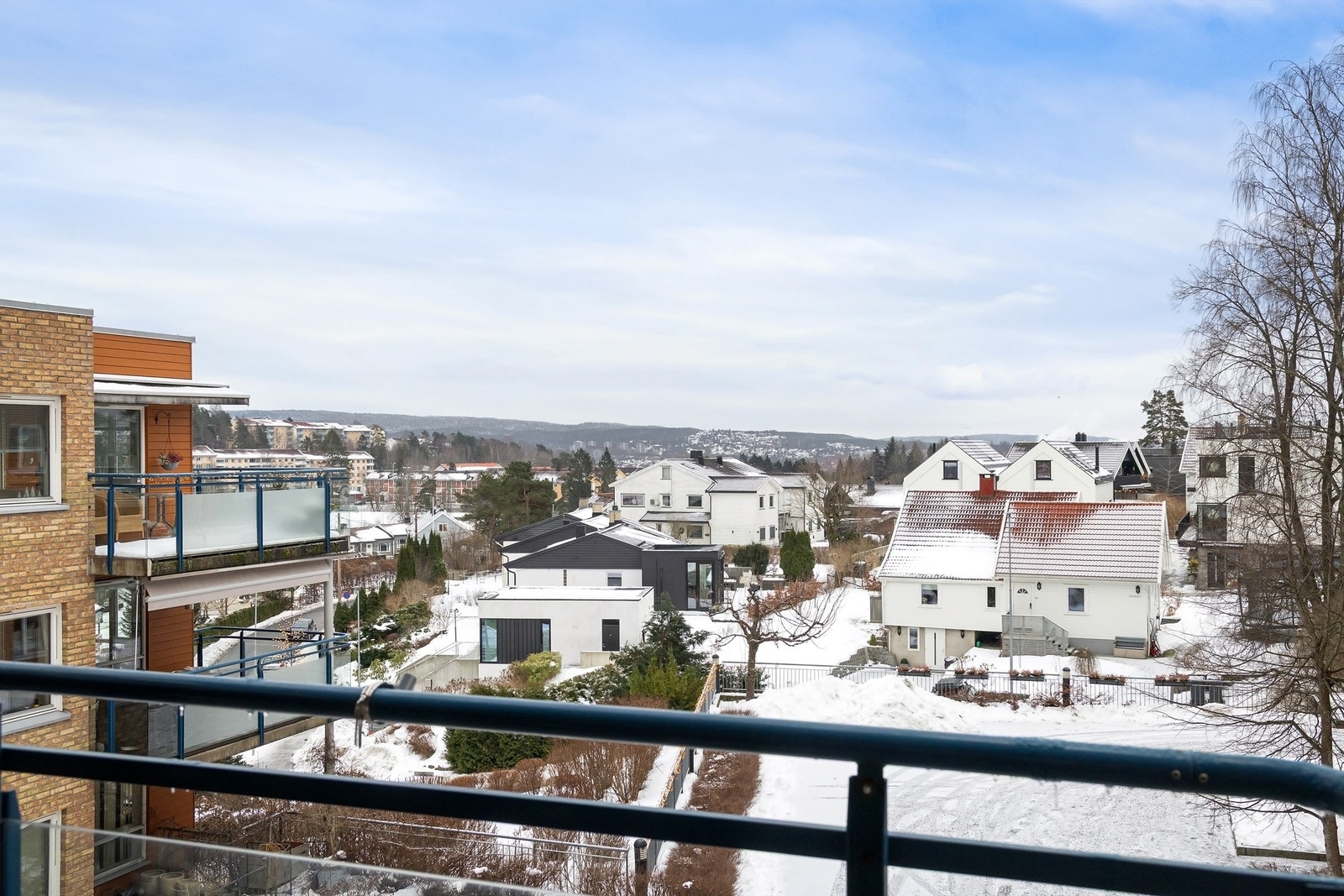 Balkongen byr på en upåklagelig utsikt med en åpen utsikt over nærområdet Galleribilde