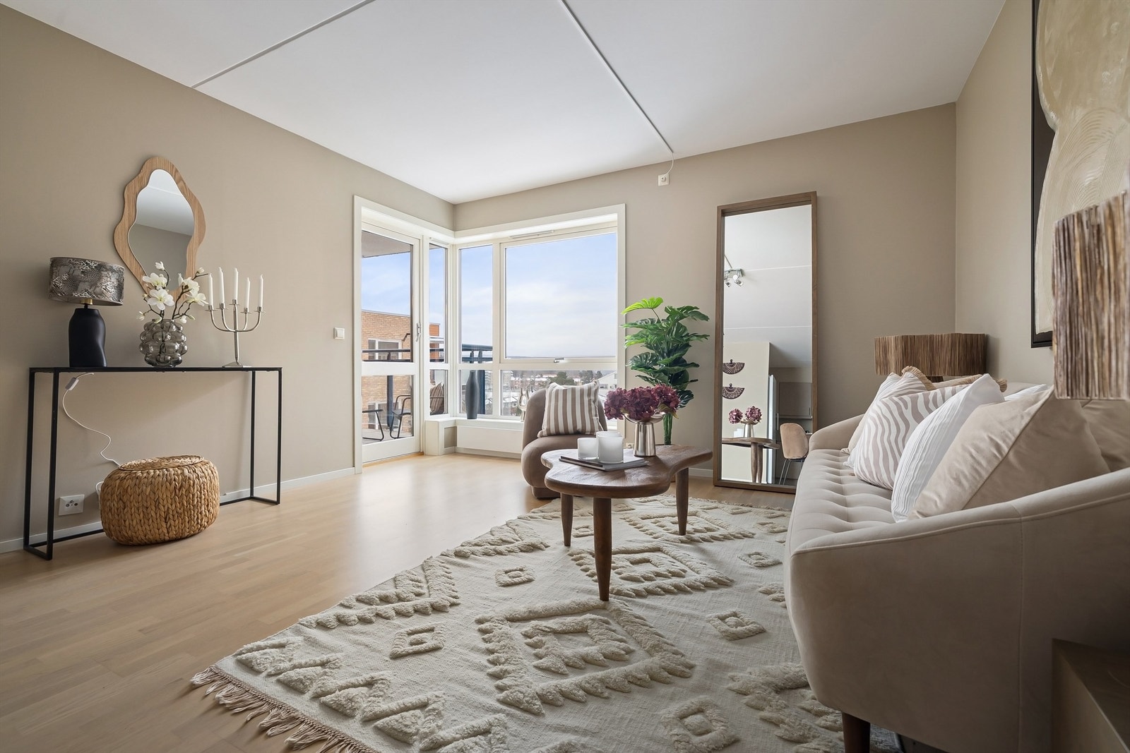 Boligen er fra 2004, oppleves romslig, velholdt og har en svært god intern beliggenhet, med rikelig lysinnslipp og fritt utsyn! Galleribilde