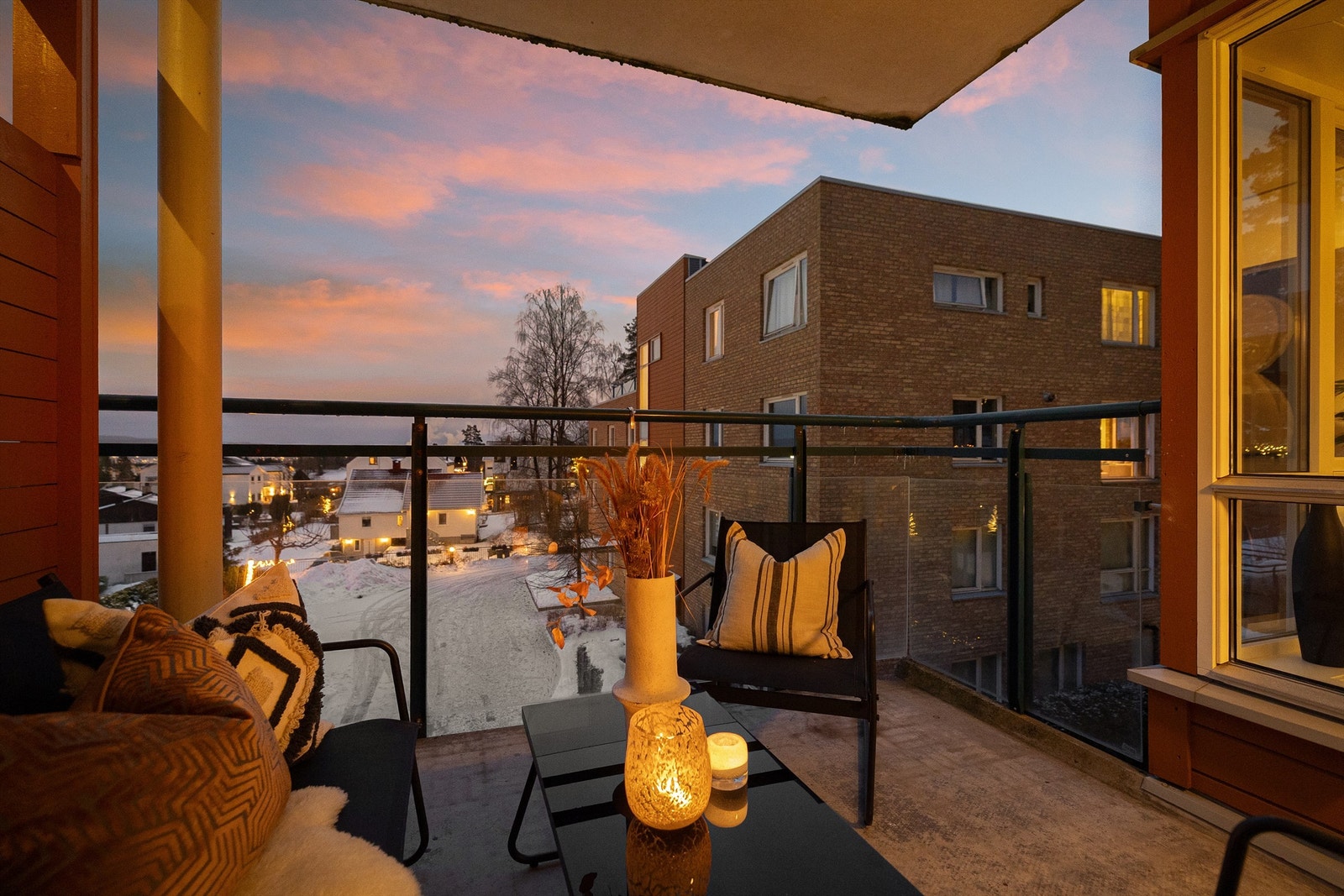 Balkongen er overbygget av balkongen over, som gjør at du kan nyte balkongen selv på dager hvor været ikke er optimalt Galleribilde