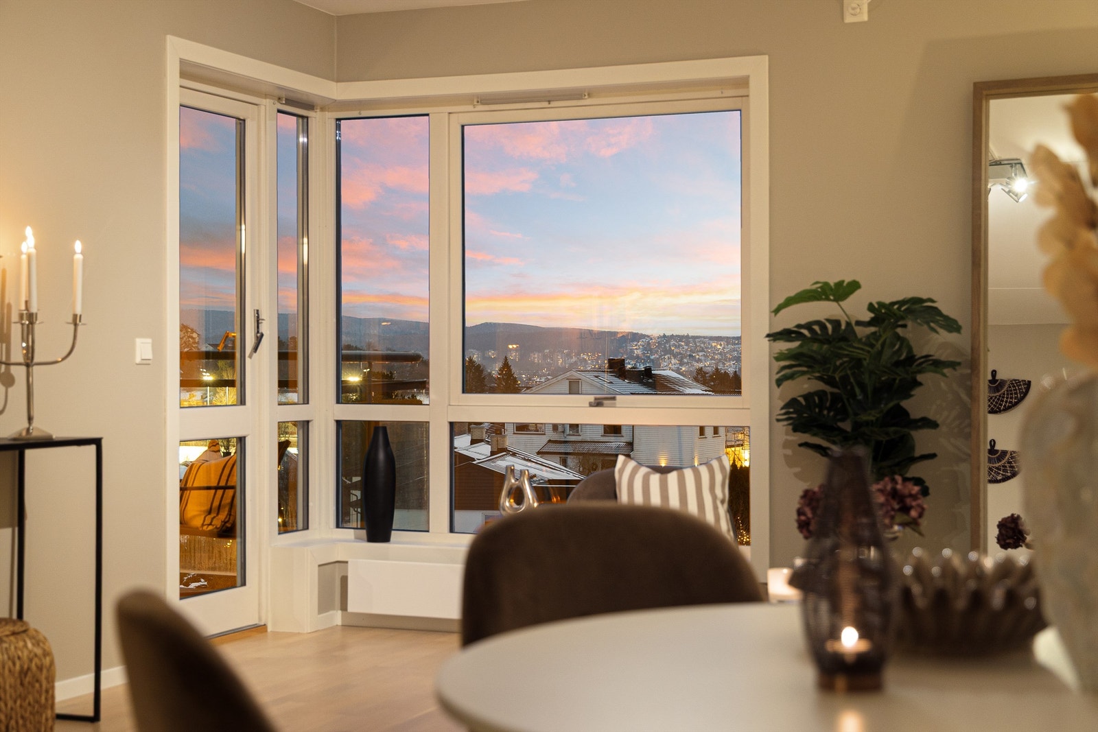 Her kan du nyte en åpen og vakker utsikt rett fra middagsbordet Galleribilde