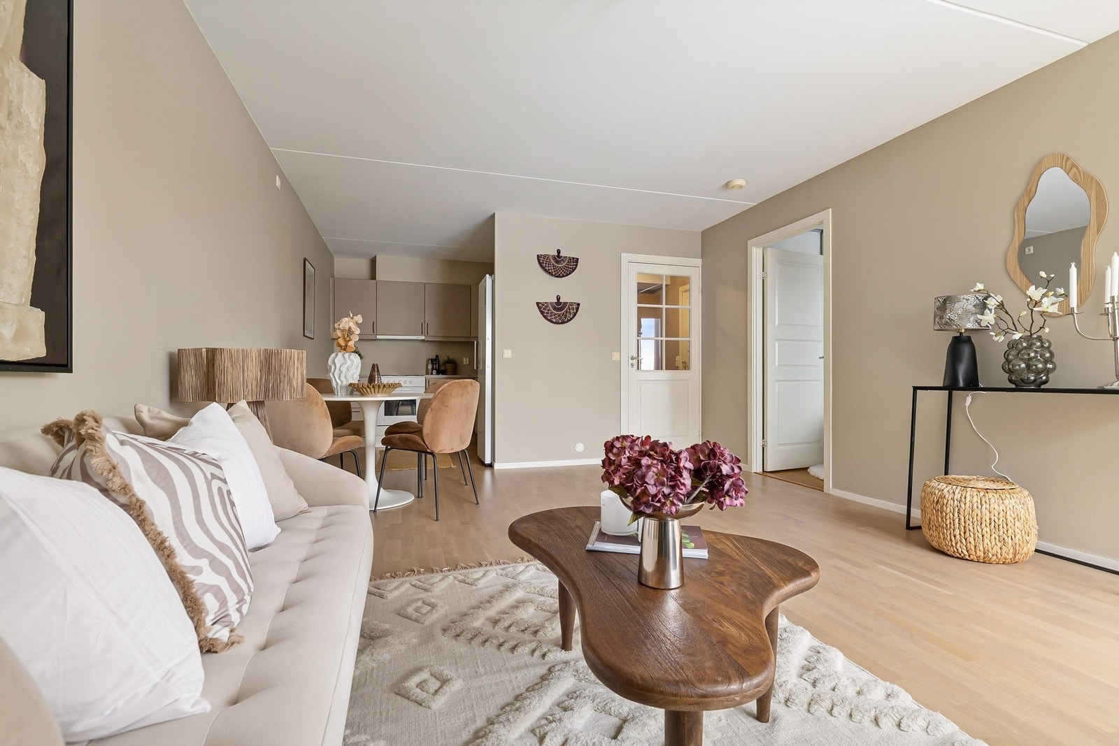 Her er det god plass til en romslig sofa med tilhørende salongbord og tv-seksjon Galleribilde