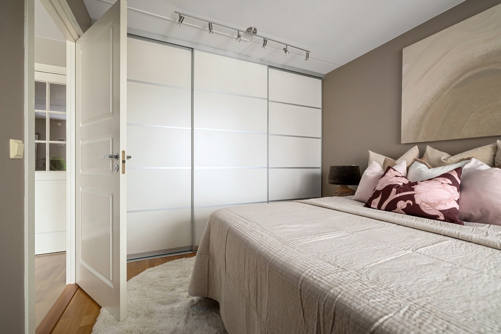 Soverommet er romslig og har godt med plass til dobbeltseng og tilhørende nattbord Galleribilde